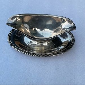 Vintage WM Rogers Silverplate Double Spout Sauce Gravy Boat Attached Plate